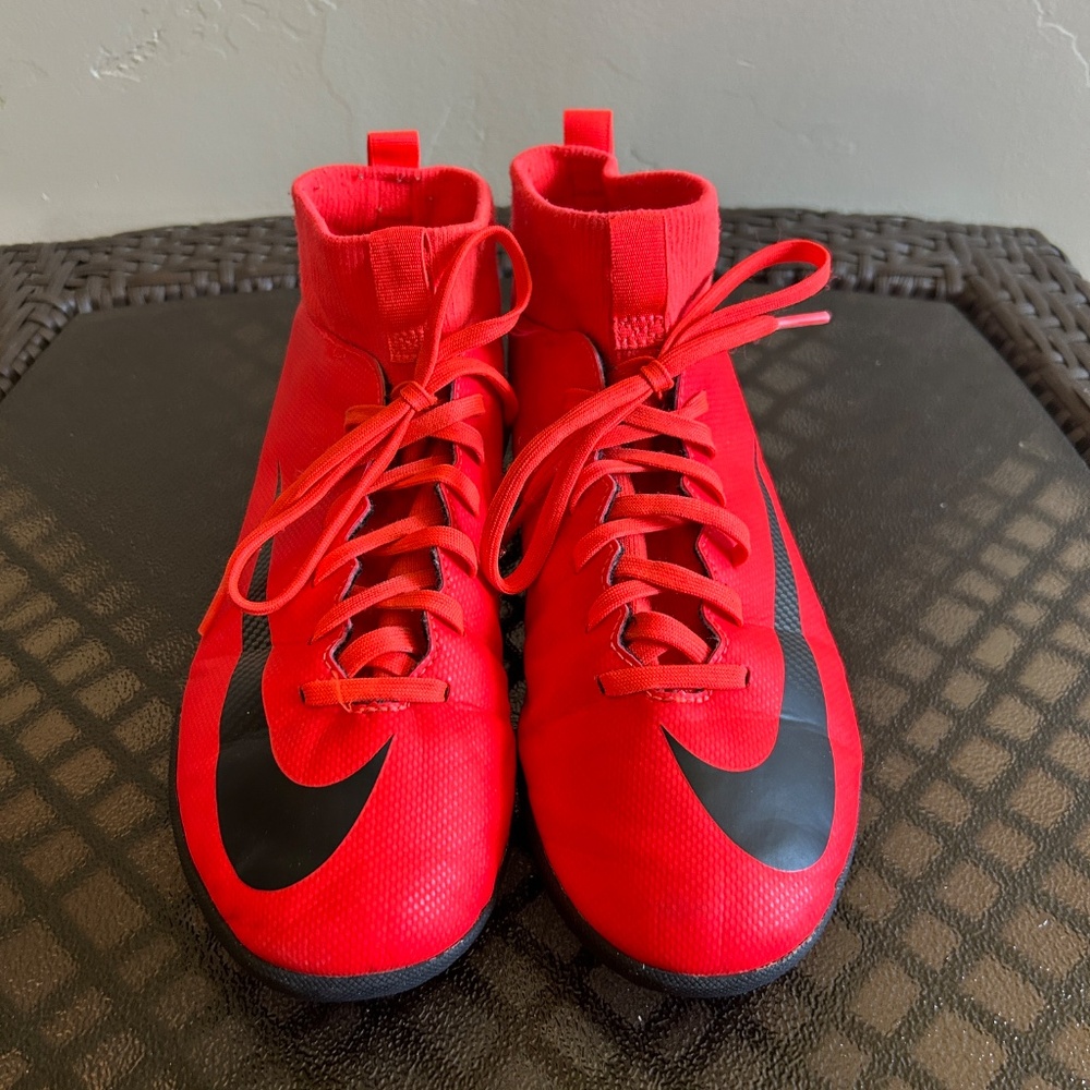 Nike Mercurial Superfly 6 Club CR7 IC Youth Activewear Shoes Size 6Y